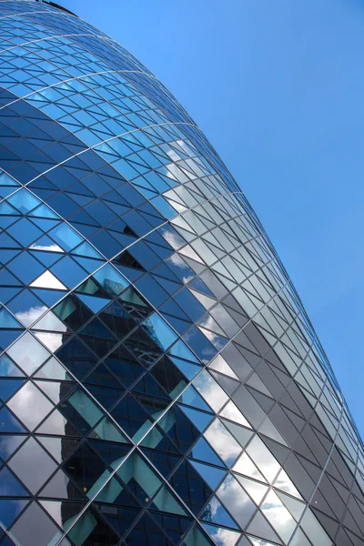 Gurka byggnad glas konsistens. Modern engelsk arkitektur. City of London — Stockfoto