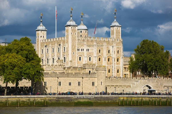 LONDON UK - SEPTEMBER 19, 2015 - Tower of London, River Thames and people walking by embankment — Stock Photo, Image