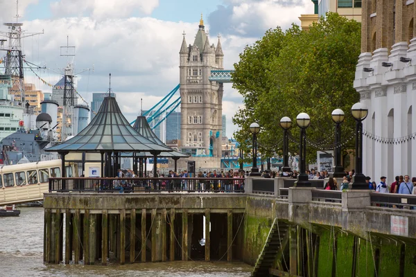 LONDON UK - SEPTEMBER 19, 2015 - Tower Bridge on the River Thames and people walking by embankment — Stock fotografie