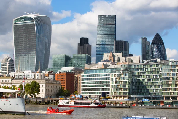 LONDRA UK - 19 SETTEMBRE 2015 - Vista sulla City of London, edifici moderni di uffici, banche e società corporative — Foto Stock