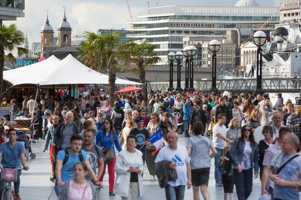 LONDON UK - SEPTEMBER 19, 2015 - Lots of people walking by river Thames. City of London in weekend — Stock Photo, Image