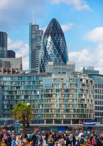 LONDRES UK - 19 de septiembre de 2015 - Vista de la ciudad de Londres, edificios modernos de oficinas, bancos y empresas corporativas — Foto de Stock