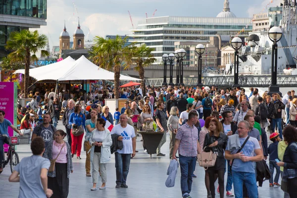 LONDON UK - SEPTEMBER 19, 2015 - Lots of people walking by river Thames. City of London in weekend — Stock Photo, Image