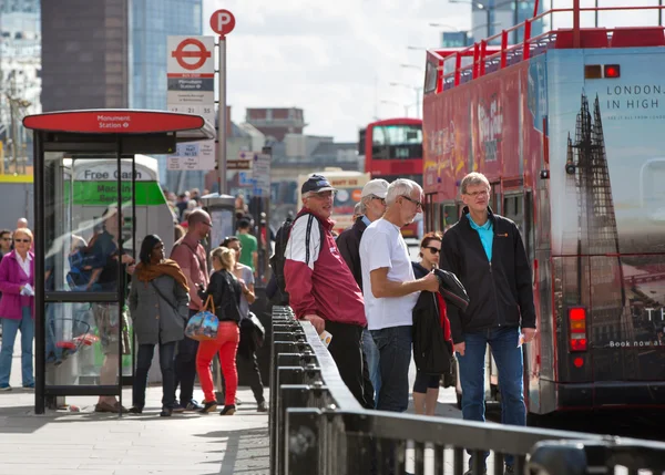 LONDON UK - SEPTEMBER 19, 2015 - Lots of people walking by river Thames. City of London in weekend — Stock Photo, Image