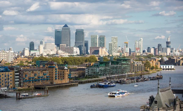 LONDON UK - SEPTEMBER 19, 2015 - City of London view, modern buildings of offices, banks and corporative companies — Stock Photo, Image