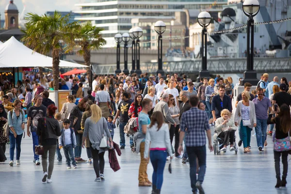 LONDRES Royaume-Uni - 19 SEPTEMBRE 2015 - Beaucoup de gens marchent le long de la Tamise. Ville de Londres en week-end — Photo