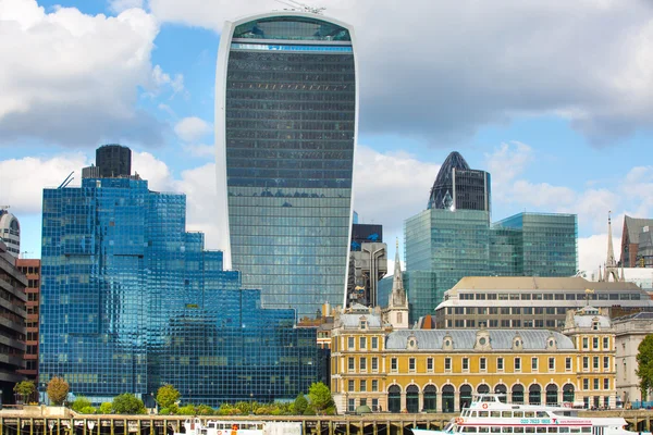 LONDRES UK - 19 de septiembre de 2015 - Vista de la ciudad de Londres, edificios modernos de oficinas, bancos y empresas corporativas —  Fotos de Stock