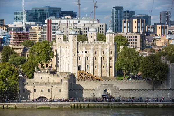 Londýn Velká Británie - 19 září 2015 - Tower of London, Temže a lidí, kteří jdou od nábřeží — Stock fotografie