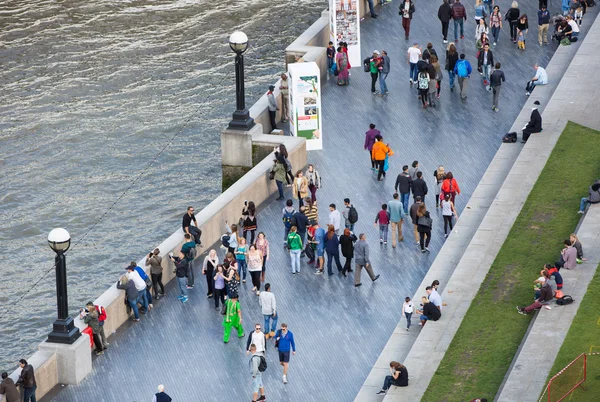 Londra Birleşik Krallık - 19 Eylül 2015 - birçok kişi Thames Nehri tarafından yürüyüş. Londra hafta sonu — Stok fotoğraf