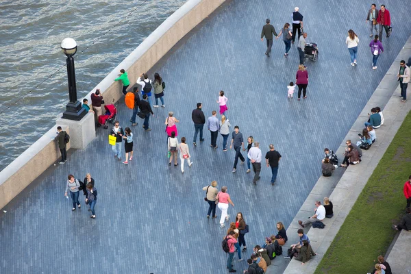 Londra Birleşik Krallık - 19 Eylül 2015 - birçok kişi Thames Nehri tarafından yürüyüş. Londra hafta sonu — Stok fotoğraf
