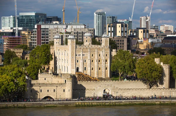 Λονδίνο Ηνωμένο Βασίλειο - 19 Σεπτεμβρίου 2015 - Πύργος του Λονδίνου, Τάμεσης και ανθρώπους που περπατούν από ανάχωμα — Φωτογραφία Αρχείου