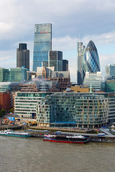 LONDRES UK - 19 de septiembre de 2015 - Vista de la ciudad de Londres, edificios modernos de oficinas, bancos y empresas corporativas — Foto de Stock