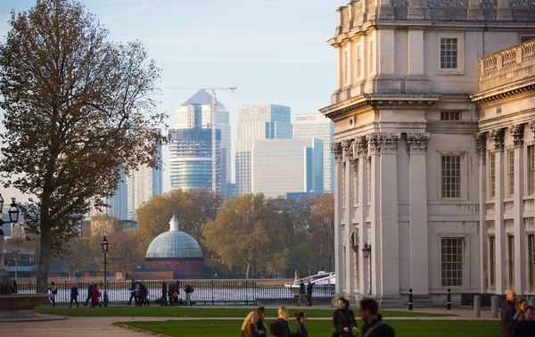 Londres, Canary Wharf vista do parque Greenwich. Vista inclui prédio da Universidade de Greenwich e pessoas andando por — Fotografia de Stock