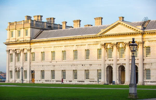 London, Greenwich Marinebüros. klassische englische Architektur. Blick umfasst Universität von Greenwich Building und Menschen zu Fuß vorbei — Stockfoto