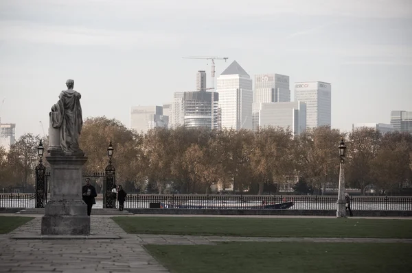 Londres, Canary Wharf vista desde el parque Greenwich. La vista incluye el edificio de la Universidad de Greenwich y la gente caminando por —  Fotos de Stock