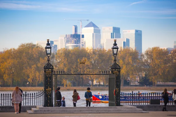 London, Canary Wharf view from the Greenwich park. View includes University of Greenwich building and people walking by — Stock Photo, Image