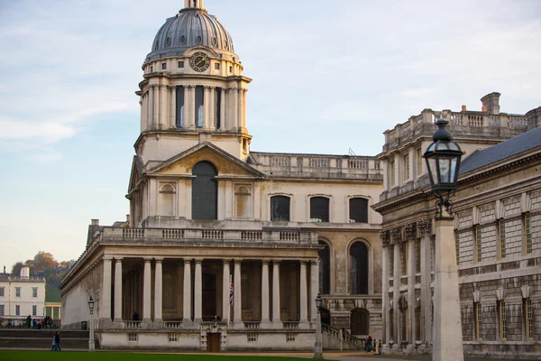 London, Greenwich bemalte Halle. klassische englische Architektur. Blick umfasst Universität von Greenwich Building und Menschen zu Fuß vorbei — Stockfoto