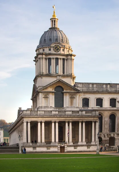 London, Greenwich painted hall. Classic English architecture. View includes University of Greenwich building and people walking by — Stock Photo, Image