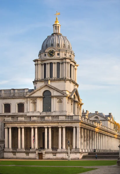 Londres, Greenwich pintado salão. Arquitetura inglesa clássica. Vista inclui prédio da Universidade de Greenwich e pessoas andando por — Fotografia de Stock