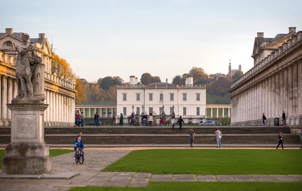 London, Queen's palace. Classic English architecture. View includes University of Greenwich building and people walking by — Stock Photo, Image