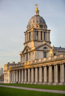 Londra, Greenwich hall boyalı. Klasik İngiliz mimarisi. Greenwich Üniversitesi yapı ve insanlar tarafından görünüm içerir