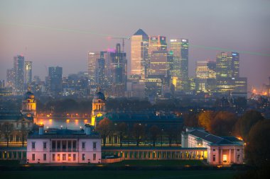 Londra, Panorama Canary Wharf gecede. Yeşil ışık, Greenwich sıfır tome meridian park ve Kraliyet Şapel, Painted hall görünümü içerir