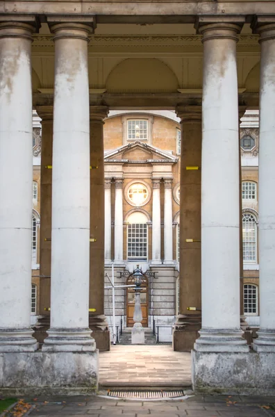 Londres, viejas oficinas de Greenwich. Arquitectura clásica inglesa. La vista incluye el edificio de la Universidad de Greenwich y la gente caminando por — Foto de Stock