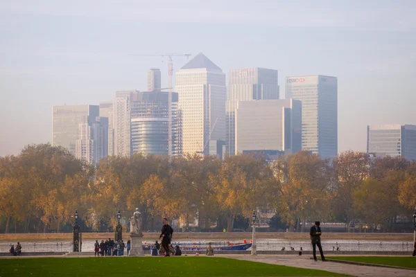 Londres, Canary Wharf vista do parque Greenwich. Vista inclui prédio da Universidade de Greenwich e pessoas andando por — Fotografia de Stock