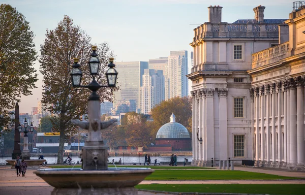 Londres, Canary Wharf vista do parque Greenwich. Vista inclui prédio da Universidade de Greenwich e pessoas andando por — Fotografia de Stock