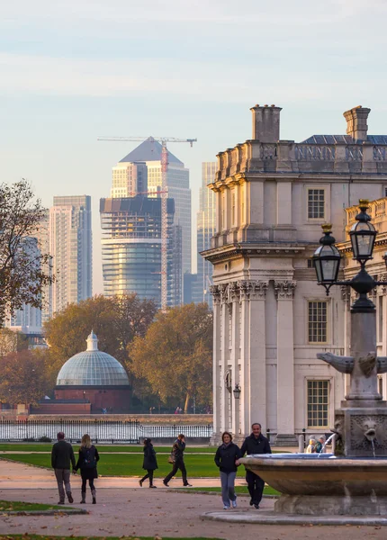런던, 카 나리 워프 그리니치 공원에서 볼. 그리니치 대학 건물 및 지나가는 사람들이 보기에 포함 되어 — 스톡 사진