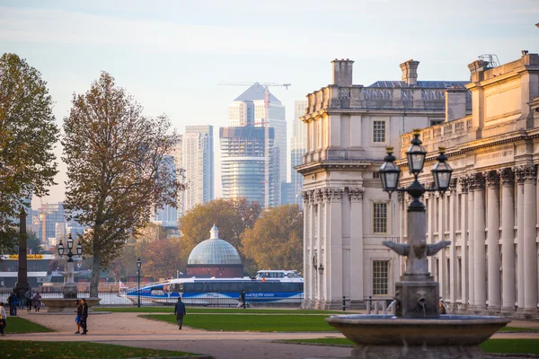 Londýn, Canary Wharf pohled od parku Greenwich. Zobrazení zahrnuje budování University of Greenwich a lidí šel — Stock fotografie