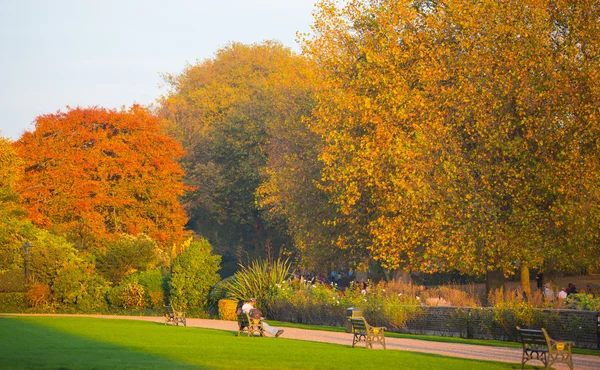 Autumn in London park, people and families walking and enjoying the weather — Stock Photo, Image