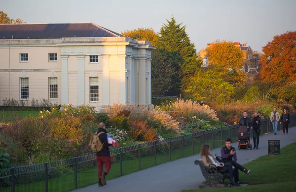 Höst i London park, människor och familjer promenader och njuter av vädret — Stockfoto