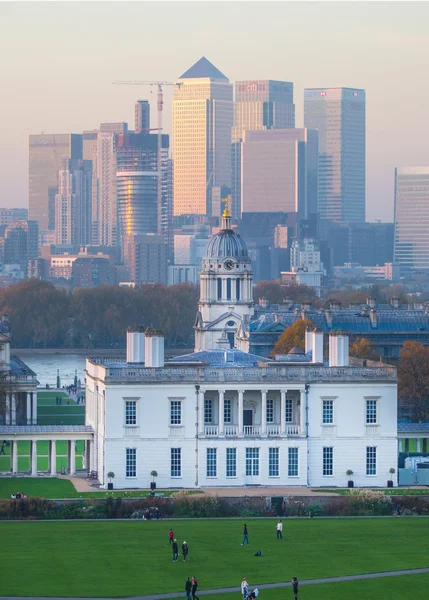 London, Panorama av Canary Wharf i natt. Vyn innehåller park, Royal chapel, Painted hall — Stockfoto