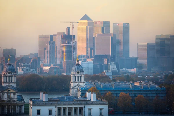 London, Panorama of Canary Wharf in night. Вид включает парк, Королевский дворец, Пэйнт-холл и зеленый свет Гринвичского нулевого меридиана — стоковое фото