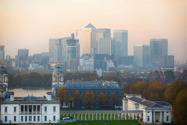 London, Panorama of Canary Wharf in night. Вид включает парк, Королевский дворец, Пэйнт-холл и зеленый свет Гринвичского нулевого меридиана — стоковое фото