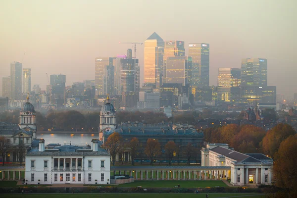 London,Panorama of Canary Wharf in night. View includes the park, Royal chapel, Painted hall and green light of Greenwich zero tome meridian — Stock Photo, Image