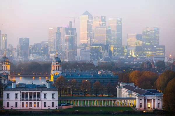 Londyn, Panorama z Canary Wharf w nocy. Widok zawiera parku, królewskiej, Painted hall i zielone światło od południka Greenwich zero tome — Zdjęcie stockowe