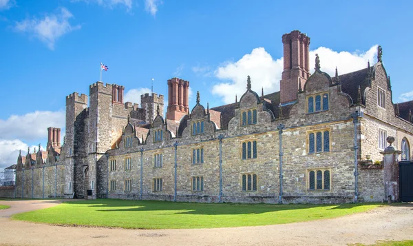 SUSSEX, UK - APRIL 11, 2015: Sevenoaks Old english mansion 15th century. Classic english countryside house — Stock Photo, Image