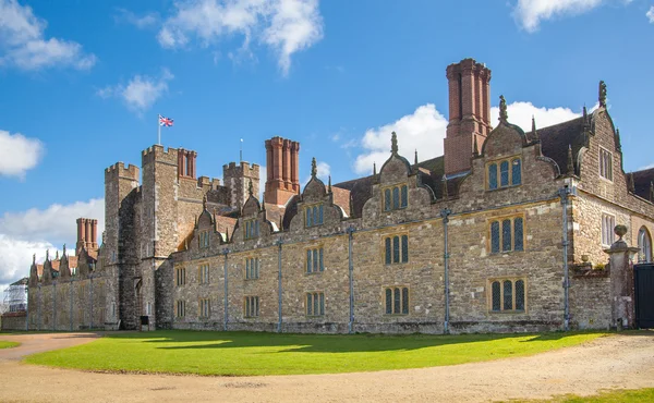 SUSSEX, UK - APRIL 11, 2015: Sevenoaks Old english mansion 15th century. Classic english countryside house — Stock Photo, Image