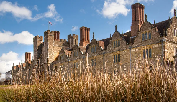 SUSSEX, UK - APRIL 11, 2015: Sevenoaks Old english mansion 15th century. Classic english countryside house — Stock Photo, Image