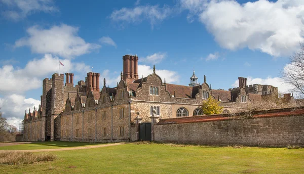 SUSSEX, UK - APRIL 11, 2015: Sevenoaks Old english mansion 15th century. Classic english countryside house — Stock Photo, Image