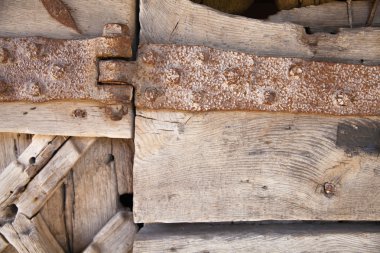 600 yıllık metal çerçeve ile ahşap kapılar çalışmak ve kilitler