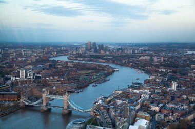 Canary Wharf iş ve finansal ARIA. Gün batımında Londra şehir görünümü