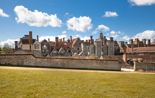 SUSSEX, UK - APRIL 11, 2015: Sevenoaks Old english mansion 15th century. Classic english countryside house — Stock Photo, Image