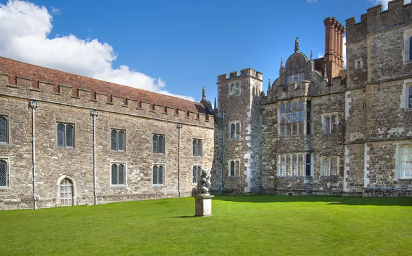 SUSSEX, UK - 11 APRILE 2015: Sevenoaks Antico palazzo inglese XV secolo. Classica casa di campagna inglese — Foto Stock