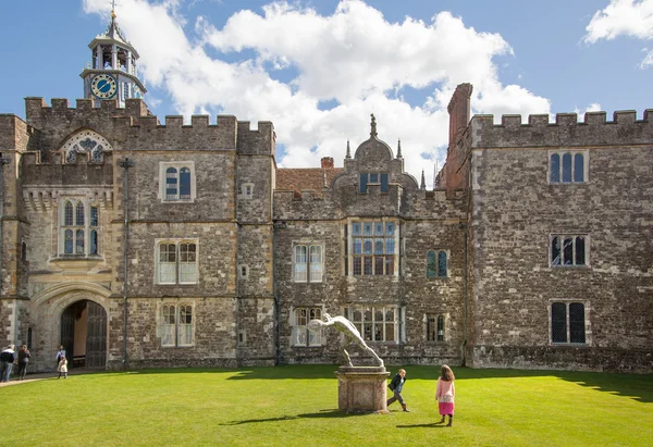 SUSSEX, UK - APRIL 11, 2015: Sevenoaks Old english mansion 15th century. Classic english countryside house — Stock Photo, Image