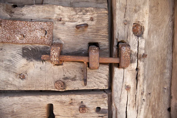 600 年の古い金属製のフレームと木製のドア動作し、ロック — ストック写真