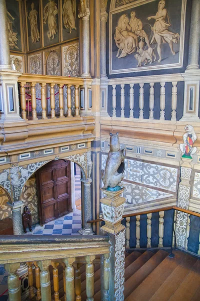 SUSSEX, UK - APRIL 11, 2015: Sevenoaks Old english mansion interior. Painted stairs — Zdjęcie stockowe