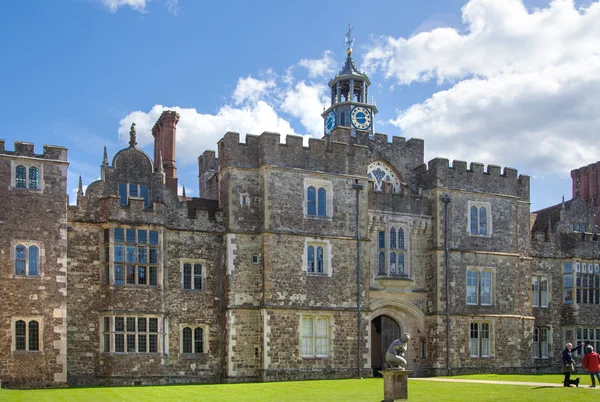 SUSSEX, UK - APRIL 11, 2015: Sevenoaks Old english mansion 15th century. Classic english countryside house — Stock Photo, Image